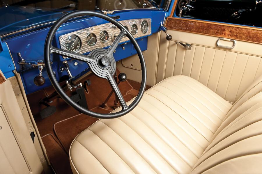 Интерьер Marmon Sixteen 2-Passenger Coupe 1931 года  (фото 5 из 5)